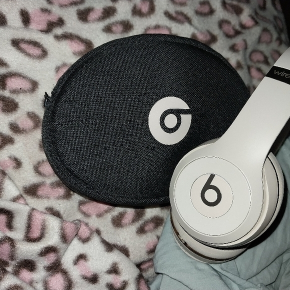 Beats Solo3 Kim K Edition Wireless Headphones with Full Coverage - Picture 2 of 3